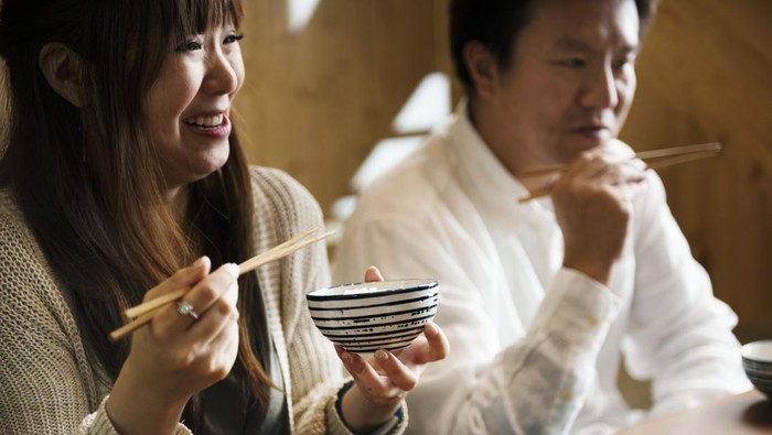 1765904651125-ilustrasi-warga-jepang-makan-1765010468319_169