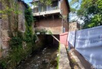 1765904665371-bangunan-liar-yang-berdiri-di-atas-sungai-di-cimahi-1765877849081_169