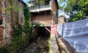 1765904665371-bangunan-liar-yang-berdiri-di-atas-sungai-di-cimahi-1765877849081_169