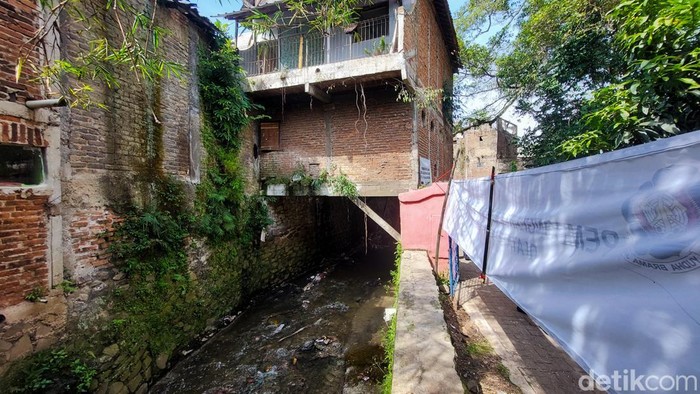 1765904665371-bangunan-liar-yang-berdiri-di-atas-sungai-di-cimahi-1765877849081_169