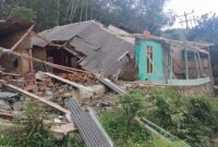 1765904668369-kondisi-rumah-warga-yang-hancur-di-kecamatan-bantargadung-1765877692637_169