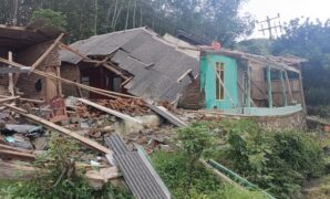 1765904668369-kondisi-rumah-warga-yang-hancur-di-kecamatan-bantargadung-1765877692637_169