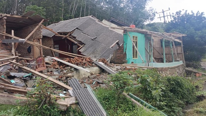 1765904668369-kondisi-rumah-warga-yang-hancur-di-kecamatan-bantargadung-1765877692637_169