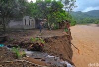 1765904668955-kondisi-bangunan-di-kampung-sawah-sukabumi-1765875349268_169