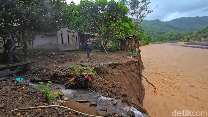 1765904668955-kondisi-bangunan-di-kampung-sawah-sukabumi-1765875349268_169