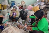 1765926250717-warga-dan-pengelola-bank-sampah-kartini-ciamis-sedang-memilah-sampah-1753763983425_169