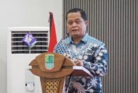 1765926259691-kepala-dinas-komunikasi-dan-informatika-kabupaten-karawang-poltak-lt-saat-menyampaikan-laporan-hasil-monitoring-dan-evaluasi-t-1765882365834_169