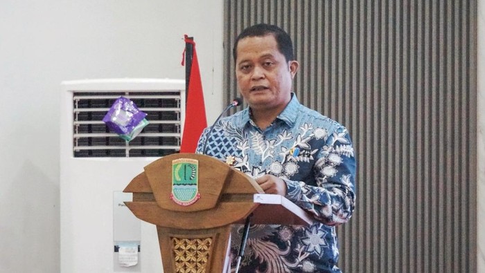 1765926259691-kepala-dinas-komunikasi-dan-informatika-kabupaten-karawang-poltak-lt-saat-menyampaikan-laporan-hasil-monitoring-dan-evaluasi-t-1765882365834_169