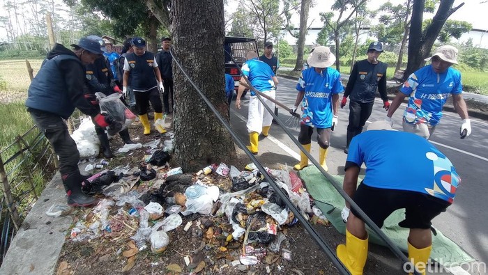 1765969460899-odgj-asuhan-yayasan-mentari-hati-tengah-tekun-mengangkut-sampah-di-jalan-sutoko-tasikmalaya-1765951650738_169