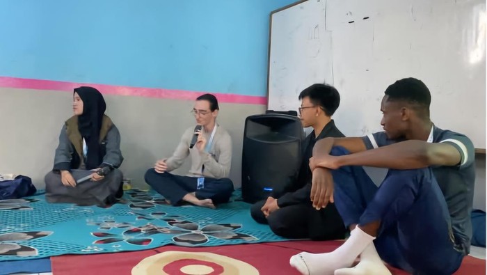 1765991054908-remaja-di-lembang-saat-tingkatkan-motivasi-belajar-dan-pendidikan-1765968883185_169