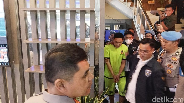 1765991056782-polda-jabar-menetapkan-resbob-jadi-tersangka-1765961311167_169