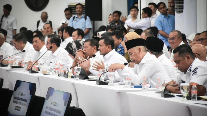 1765991060633-bupati-sumedang-dony-ahmad-munir-saat-menghadiri-rapat-koordinasi-penyelenggaraan-mbg-provinsi-jawa-barat-yang-dipimpin-oleh-m-1765980584136_169