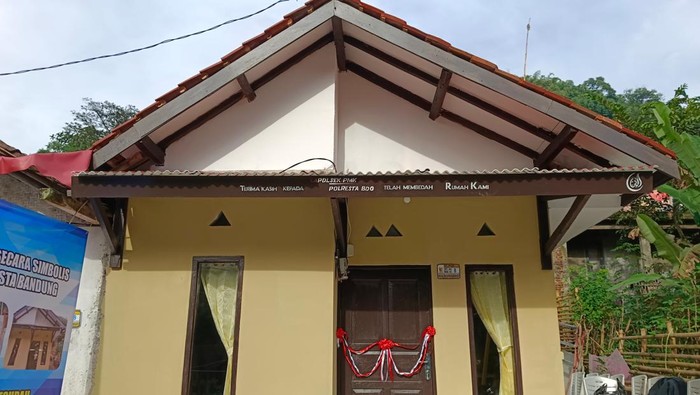 1765991065175-kondisi-rumah-ade-juriah-70-di-kampung-pojok-desa-bojongmanggu-kecamatan-pameungpeuk-kabupaten-bandung-1765967404103_169