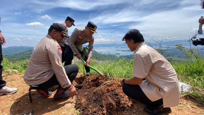 1765991066782-penanaman-pohon-di-bekas-galian-tambang-di-sumedang-1765974398914_169