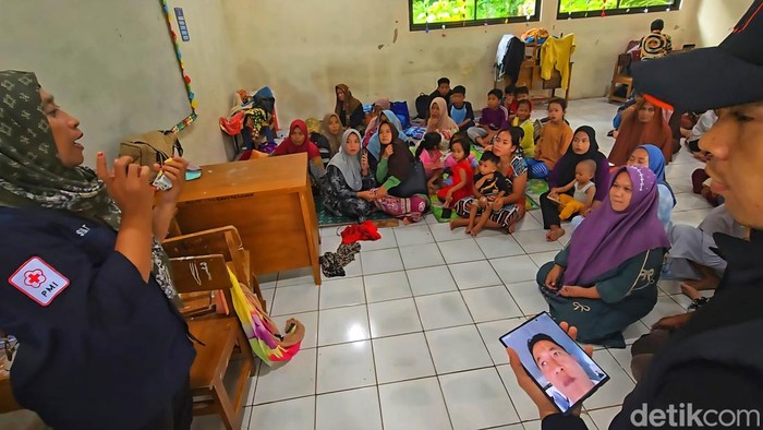 1766012659833-gedung-sdn-kawungluwuk-dijadikan-sebagai-posko-darurat-bagi-penyintas-bencana-di-desa-cidadap-kecamatan-simpenan-1765972372210_169