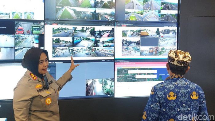 1766012662549-bupati-cirebon-bersama-forkopimda-saat-monitoring-di-km-188-tol-cipali-1765965588561_169