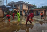 1766034254082-petugas-membersihkan-lumpur-di-puskesmas-palabuhanratu-sukabumi-1766033683168_169