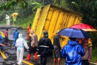 1766034257559-patahan-aspal-membuat-ruas-jalan-tidak-bisa-dilintasi-kendaraan-berat-1766029491465_169