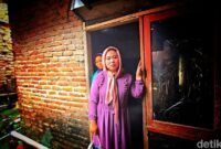 1766034259287-sarifah-40-warga-terakhir-di-rt-0615-kampung-sawah-tengah-desa-cidadap-kabupaten-sukabumi-1766022259158_169