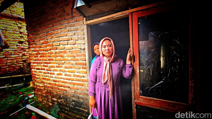 1766034259287-sarifah-40-warga-terakhir-di-rt-0615-kampung-sawah-tengah-desa-cidadap-kabupaten-sukabumi-1766022259158_169