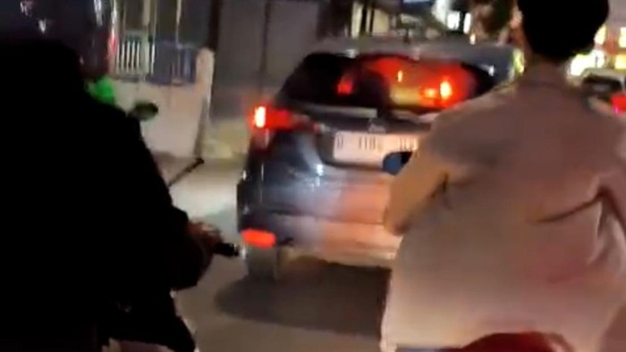 1766034260071-video-viral-warga-mengejar-mobil-yang-diteriaki-pelaku-tabrak-lari-di-bandung-1766025257349_169
