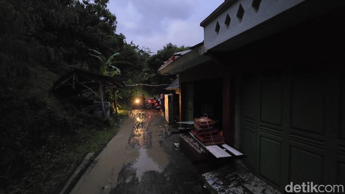 1766034262286-suasana-di-kampung-sawah-tengah-kabupaten-sukabumi-rabu-17122025-sore-1765972466633_169