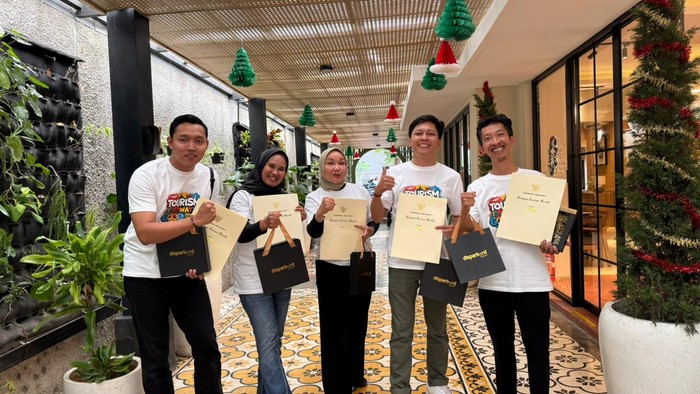 1766055852496-kementerian-pariwisata-republik-indonesia-kemenpar-ri-memfasilitasi-dani-ahmad-mubarok-bersama-empat-mentor-terbaik-lainnya-un-1766054713380