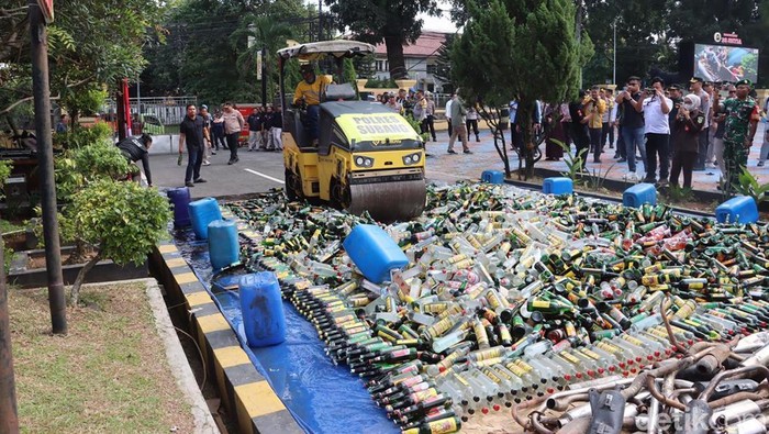 1766055889089-pemusnahan-miras-dan-knalpot-brong-di-subang-1766046765274_169