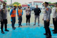 1766055894179-wakapolres-karawang-kompol-rizky-adi-saputro-saat-meninjau-pospam-nataru-cipeundeuy-jalan-pantura-kabupaten-karawang-1766050711601_169