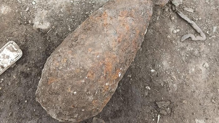 1766055929648-temuan-bahan-peledak-mortir-di-kebun-warga-bandung-barat-1766043598070_169