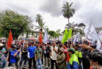 1766055930214-buruh-jabar-melakukan-aksi-tolak-pp-pengupahan-1766042813468_169