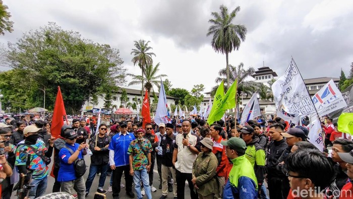 1766055930214-buruh-jabar-melakukan-aksi-tolak-pp-pengupahan-1766042813468_169