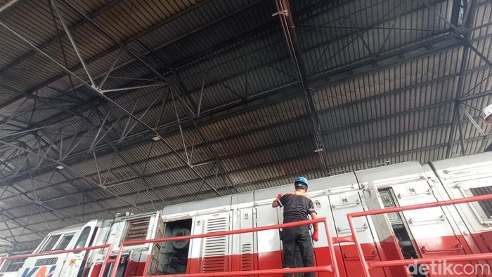 1766077458383-pengecekan-lokomotif-di-depo-lokomotif-cirebon-1766045875600_169