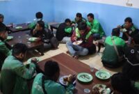 1766077459813-ojol-di-subang-saat-menikmati-makan-siang-gratis-1766064681475_169