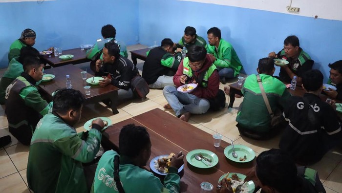 1766077459813-ojol-di-subang-saat-menikmati-makan-siang-gratis-1766064681475_169