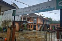 1766077460584-banjir-di-puskesmas-palabuhanratu-sukabumi-1766040244230_169
