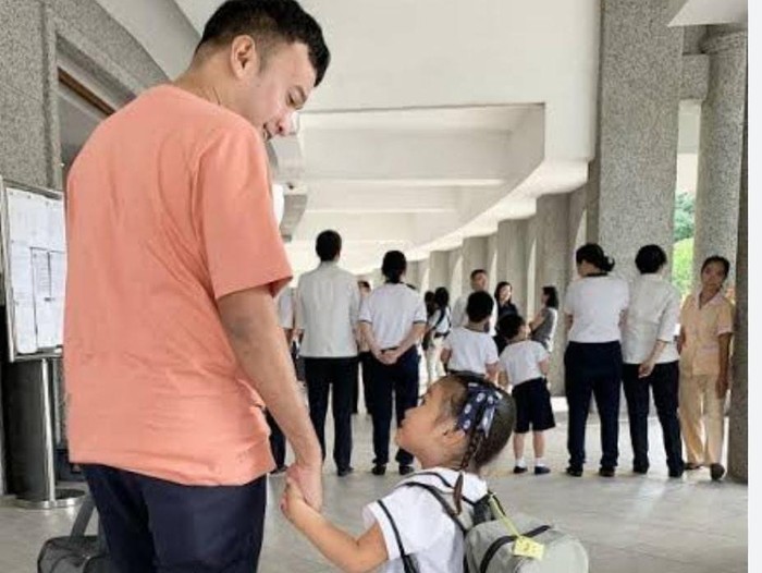 1766077461331-ilustrasi-ayah-antar-anak-sekolah-1752414459118_43