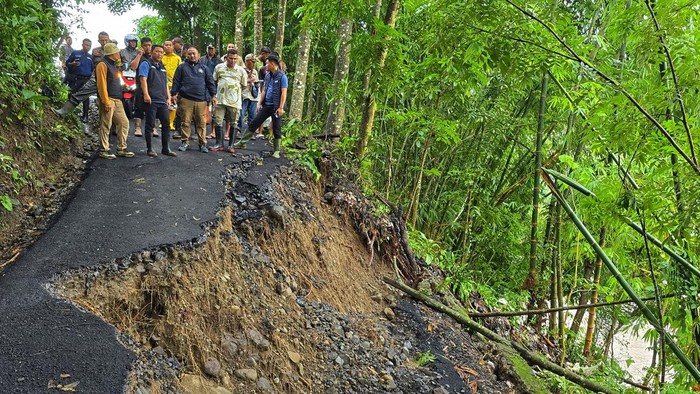 1766077472490-wakil-bupati-sukabumi-andreas-saat-meninjau-bencana-pergerakan-tanah-1766057797691_169