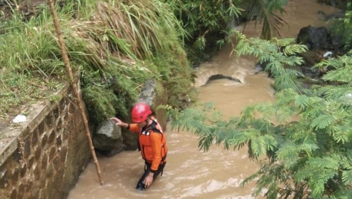 1766077475528-proses-pencarian-bocah-laki-laki-yang-hanyut-di-saluran-drainase-1766057228674_169