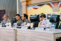 1766077476167-walkot-ngatiyana-tengah-saat-rapat-lintas-sektoral-jelang-nataru-1766056571073_169