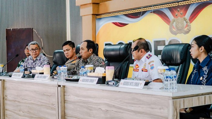 1766077476167-walkot-ngatiyana-tengah-saat-rapat-lintas-sektoral-jelang-nataru-1766056571073_169