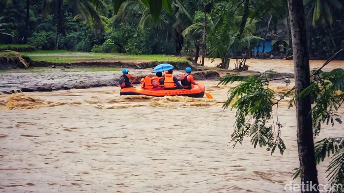 1766077477317-evakuasi-membelah-arus-sungai-cidadap-1766042275709_169