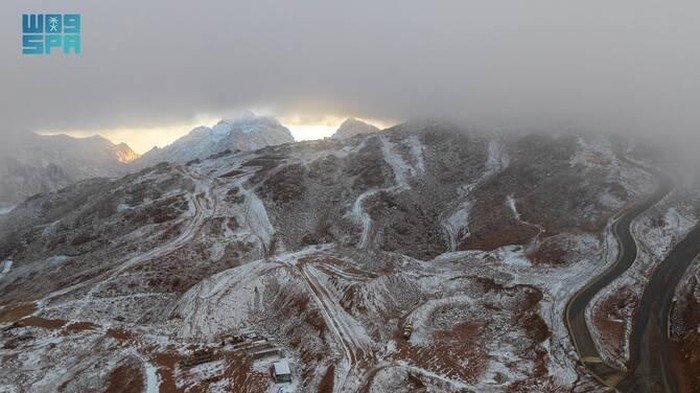 1766142252084-area-trojena-di-arab-saudi-diselimuti-salju-1766132054005_169