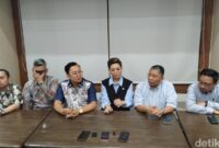 1766163857736-kuasa-hukum-atalia-dan-ridwan-kamil-saat-mengumumkan-kesepakatan-cerai-kedua-kliennya-1766155479270_169