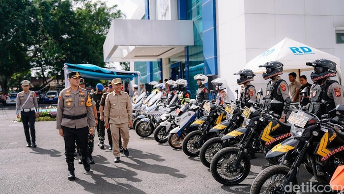 1766163859100-kapolres-cimahi-akbp-niko-n-adi-putra-cek-kesiapan-personel-jelang-ops-lilin-lodaya-2025-1766138693552_169