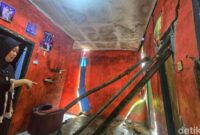 1766228676559-yeni-menunjukkan-rumahnya-yang-rusak-akibat-pergeseran-tanah-di-sukabumi-1766221821709_169