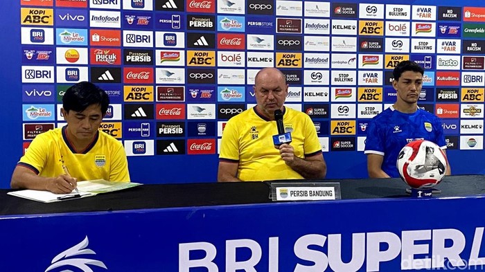 1766228678302-konferensi-pers-jelang-pertandingan-persib-bandung-vs-bhayangkara-fc-1766204392823_169