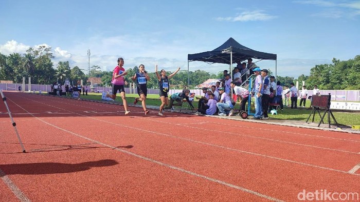 1766250277479-atlet-sedang-bertanding-di-ajang-sagc-championship-2025-di-stadion-atletik-linggabuana-ciamis-1766204118582_169