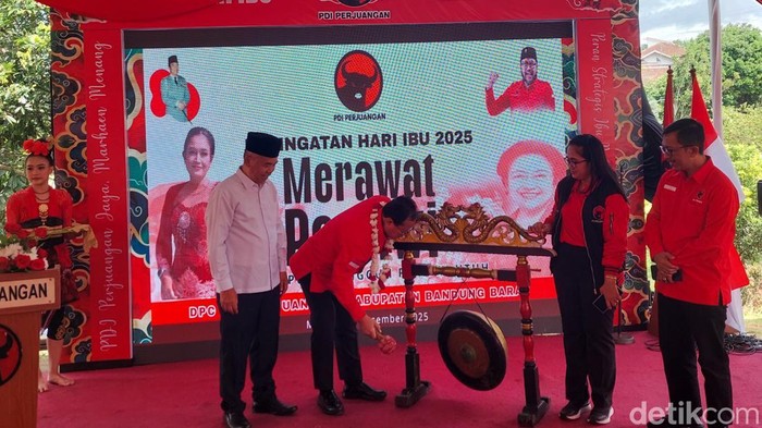 1766336662026-simbolis-pembukaan-peringatan-hari-ibu-oleh-dpc-pdip-kbb-1766310925051_169