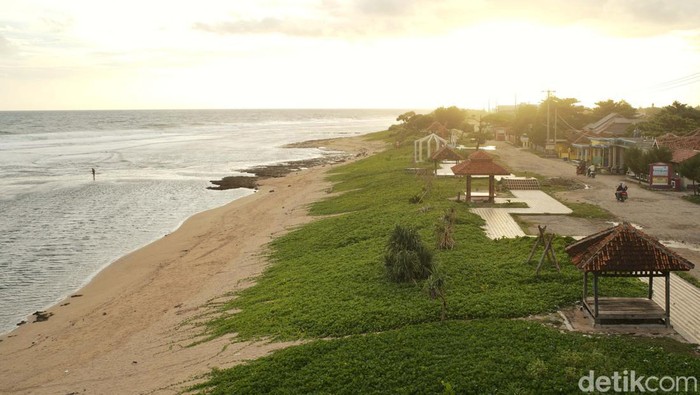 1766466285015-ngabuburit-di-pantai-sayang-heulang-garut-3_169